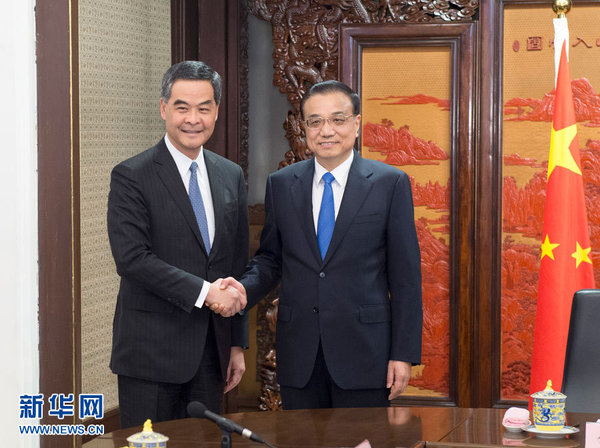 12月23日，国务院总理李克强在北京中南海紫光阁会见来京述职的香港特别行政区行政长官梁振英。 新华社记者王晔摄