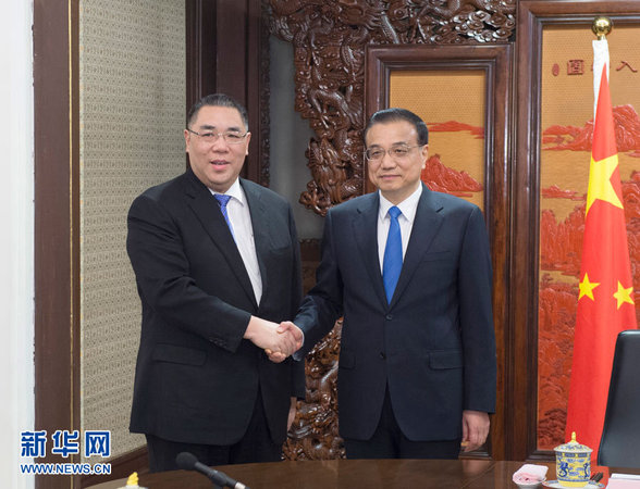 12月23日，国务院总理李克强在北京中南海紫光阁会见来京述职的澳门特别行政区行政长官崔世安。 新华社记者王晔摄