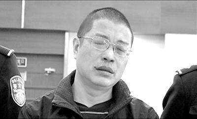 市委书记纵容亲属插手工程获刑11年 哥哥下跪忏悔1 市委书记纵容亲属插手工程获刑11年 哥哥下跪忏悔1