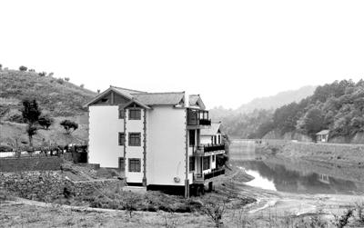 市委书记纵容亲属插手工程获刑11年 哥哥下跪忏悔2 市委书记纵容亲属插手工程获刑11年 哥哥下跪忏悔2