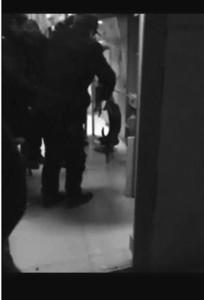 小黑狗闯入女生宿舍 保安拎起当众摔死 小黑狗闯入女生宿舍 保安拎起当众摔死