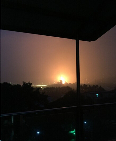 今早广州黄埔石化爆炸 现场有强火光和浓烟2