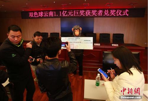 细心的彩民朋友不难发现，这14注超值一等奖的10注均出自云南昭通，由一位彩民独揽。由于双色球游戏正在进行6亿元大派奖，一等奖中奖者将按注数均分派奖奖金，单注最高限额500万元，再加上当期一等奖的奖金，该彩民狂揽奖金共计1.1亿元！ 图片来源：视觉中国