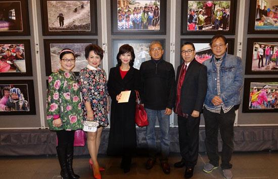 赵雅芝出席慈善活动 携摄影作品为甘肃筹款