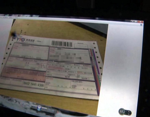 2015年12月22日，江苏省南京市，女子网购的快件。