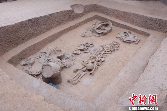 近日，贵州省遵义市习水县黄金湾先秦两汉时期遗址考古发掘被中国国家文物局定为2015年度中国重要考古发现之一，记者现场探访黄金湾考古现场。图为汉代的竖穴土坑墓?！∑盐乃?摄