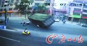 运煤车侧翻埋压16岁少女 同行另一少女逃生 运煤车侧翻埋压16岁少女 同行另一少女逃生