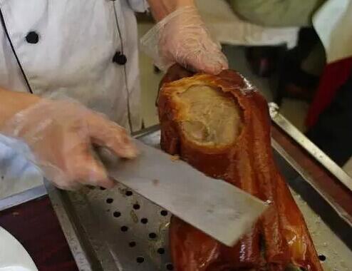 哈尔滨一片鸭师偷吃烤鸭 被罚2000元并开除 哈尔滨一片鸭师偷吃烤鸭 被罚2000元并开除