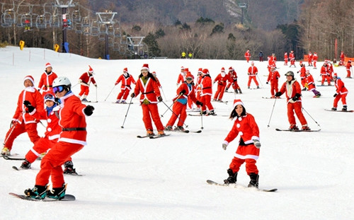 日本圣诞老人滑雪大游行 民众畅享节日乐趣(图)1 日本圣诞老人滑雪大游行 民众畅享节日乐趣(图)1
