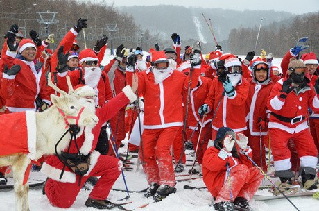 日本圣诞老人滑雪大游行 民众畅享节日乐趣(图)2 日本圣诞老人滑雪大游行 民众畅享节日乐趣(图)2