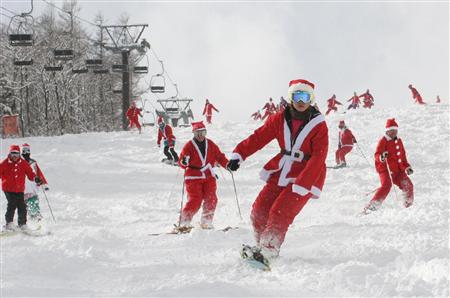日本圣诞老人滑雪大游行 民众畅享节日乐趣(图)3 日本圣诞老人滑雪大游行 民众畅享节日乐趣(图)3
