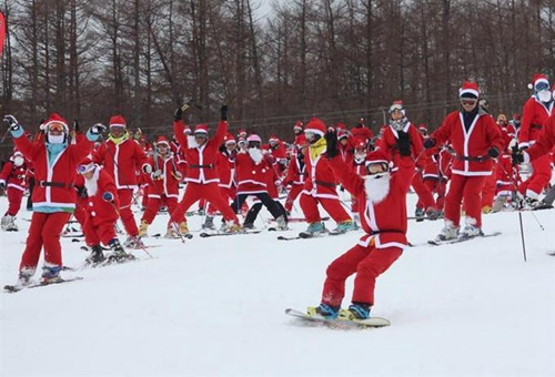 日本圣诞老人滑雪大游行 民众畅享节日乐趣(图)4 日本圣诞老人滑雪大游行 民众畅享节日乐趣(图)4