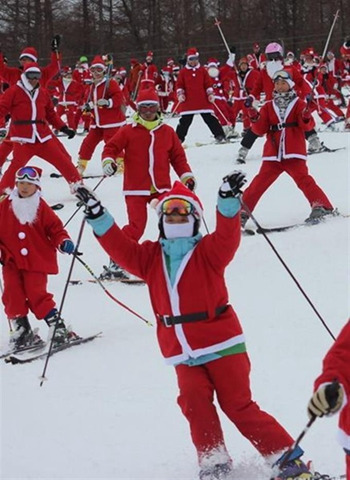 日本圣诞老人滑雪大游行 民众畅享节日乐趣(图)5 日本圣诞老人滑雪大游行 民众畅享节日乐趣(图)5