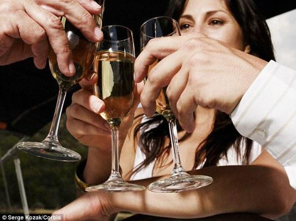 圣诞节要健康饮酒:不同酒色喝法不同