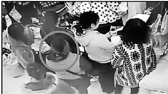 杭州现头发花白大妈小偷 贴背闪退1秒钟手机到手 杭州现头发花白大妈小偷 贴背闪退1秒钟手机到手