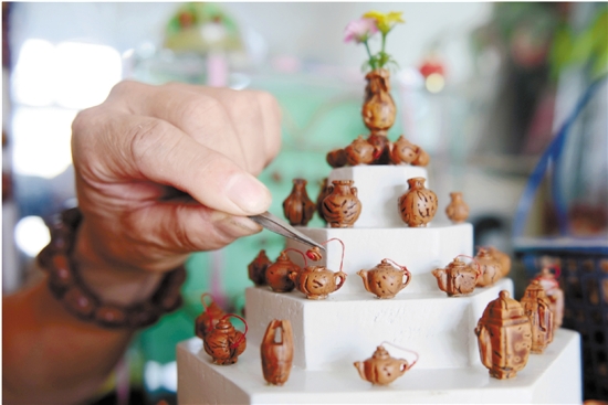 胡银松用核雕作品记录岁月变迁。