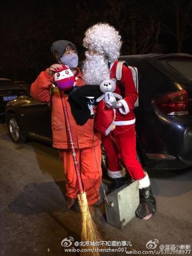 少女变身圣诞老人 给街头辛苦工作者送礼物获赞1