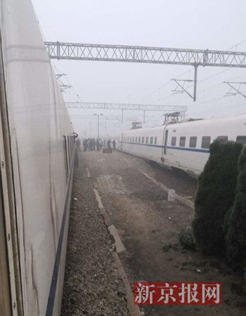 乘客正在转移。车上乘客供图