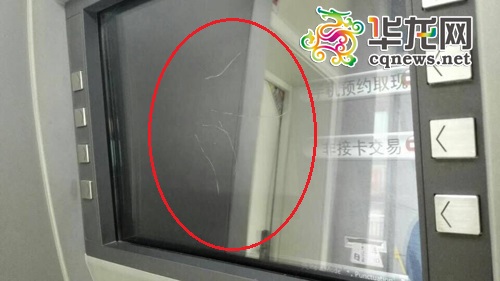 男子连砸五台取款机 自称在被砸机器取过假钱 男子连砸五台取款机 自称在被砸机器取过假钱