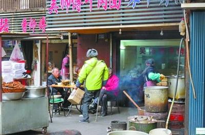 独腿快递员每天送百件包裹 养病妻和女儿 独腿快递员每天送百件包裹 养病妻和女儿