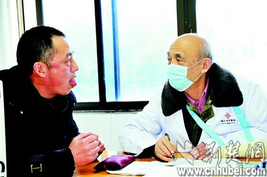 老中医打着夹板手缠绷带坐诊看病 患者网友点赞 老中医打着夹板手缠绷带坐诊看病 患者网友点赞