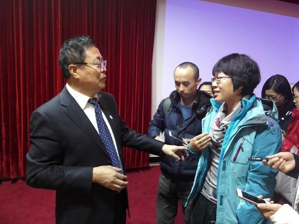 王宁利向记者介绍眼睛防护知识  本报记者 李木元 摄 王宁利向记者介绍眼睛防护知识  本报记者 李木元 摄