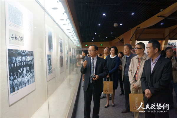 致公党广州市委专职副主委岳朝阳（左一）在为观展嘉宾进行解说。_副本