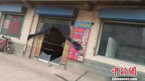 每家的玻璃几乎都被震碎，临街商铺的卷闸门被损坏。