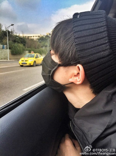 TFBOYS王源脸贴车窗闭眼睛：听说网红都这样自拍