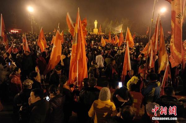 数万民众凌晨赴韶山 纪念毛泽东诞辰122周年2