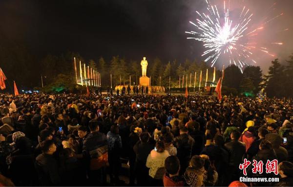 数万民众凌晨赴韶山 纪念毛泽东诞辰122周年10