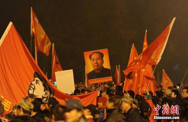 数万民众凌晨赴韶山 纪念毛泽东诞辰122周年4