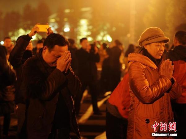 数万民众凌晨赴韶山 纪念毛泽东诞辰122周年5