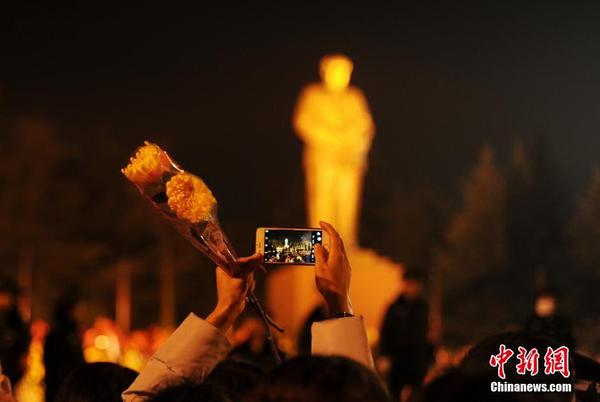 数万民众凌晨赴韶山 纪念毛泽东诞辰122周年6