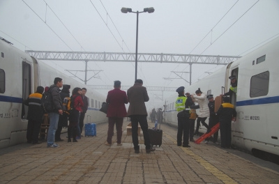 京沪线动车故障晚点10小时 乘务员被旅客骂哭 京沪线动车故障晚点10小时 乘务员被旅客骂哭