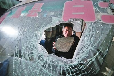 40斤大石头穿过车窗砸中客车司机胳膊 40斤大石头穿过车窗砸中客车司机胳膊