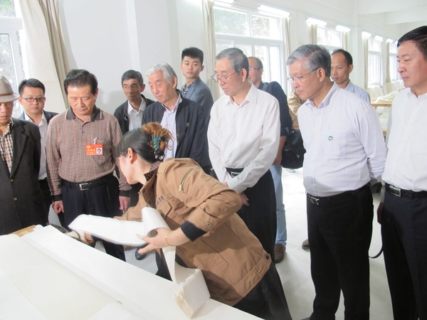 书画界委员赴安徽考察文房四宝。