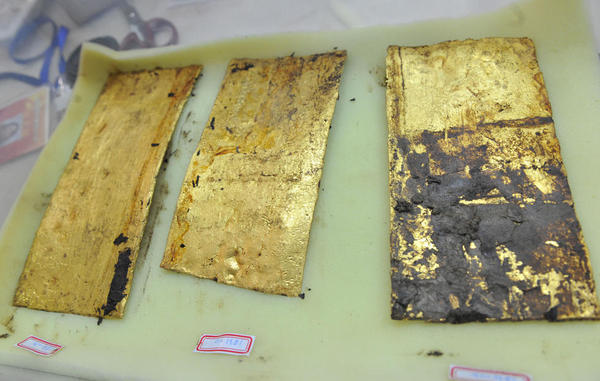 此次出土的金板，长约23厘米、宽约10厘米、厚约0.3厘米。