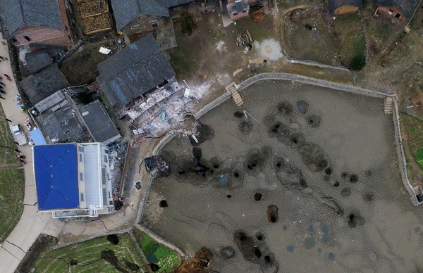 湖南一村庄被挖空遍地“天坑” 湖南一村庄被挖空遍地“天坑”