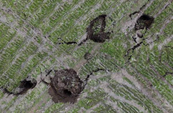 湖南一村庄被挖空遍地“天坑”4 湖南一村庄被挖空遍地“天坑”4