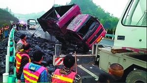 核载2吨货车装22吨 不堪重负在高速路侧翻 核载2吨货车装22吨 不堪重负在高速路侧翻