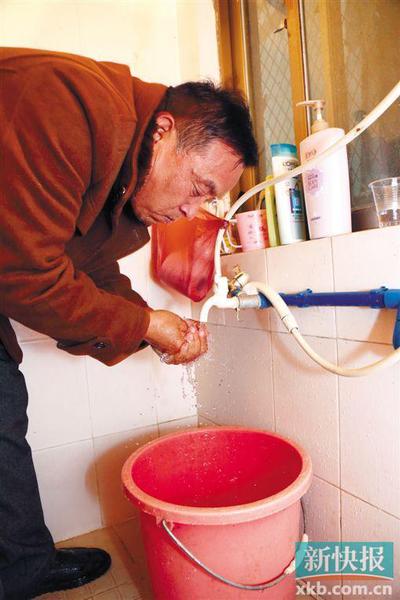 老板给流浪汉发百元红包被嫌少:往年都是五百2 老板给流浪汉发百元红包被嫌少:往年都是五百2