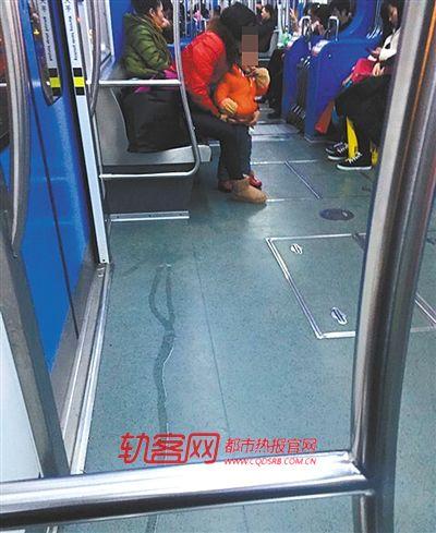 女子轻轨车厢为孩子把尿拒绝清理 呛声批评者 女子轻轨车厢为孩子把尿拒绝清理 呛声批评者
