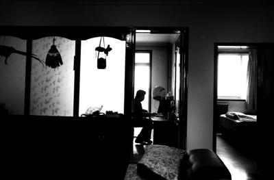 失独母亲为避家里孩子遗照“出逃” 几乎走遍全国1 失独母亲为避家里孩子遗照“出逃” 几乎走遍全国1