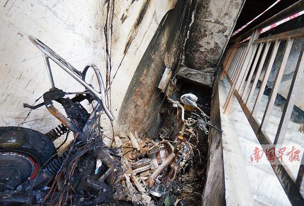 南宁一居民楼发生火灾 疑“电驴”私拉电线充电 南宁一居民楼发生火灾 疑“电驴”私拉电线充电