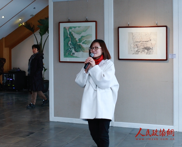 “学院风骨——中国画四人作品展”策展人陆扬主持开幕仪式 “学院风骨——中国画四人作品展”策展人陆扬主持开幕仪式