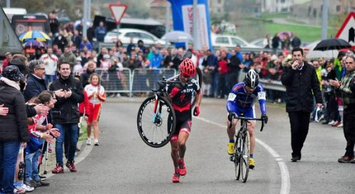 赛场上的君子之风：马娇弃赛救人福勒拒绝点球