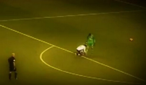 斯图里奇为法比安斯基系鞋带。图片来源：视频截图。