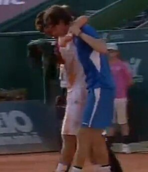 索萨搀扶同胞艾拉斯离场。图片来源：视频截图。