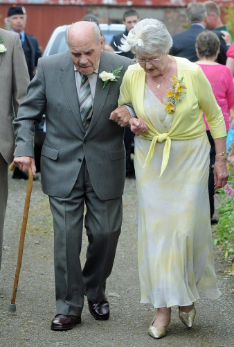 102岁老人获吉尼斯认证 成世界最年长伴郎2 102岁老人获吉尼斯认证 成世界最年长伴郎2